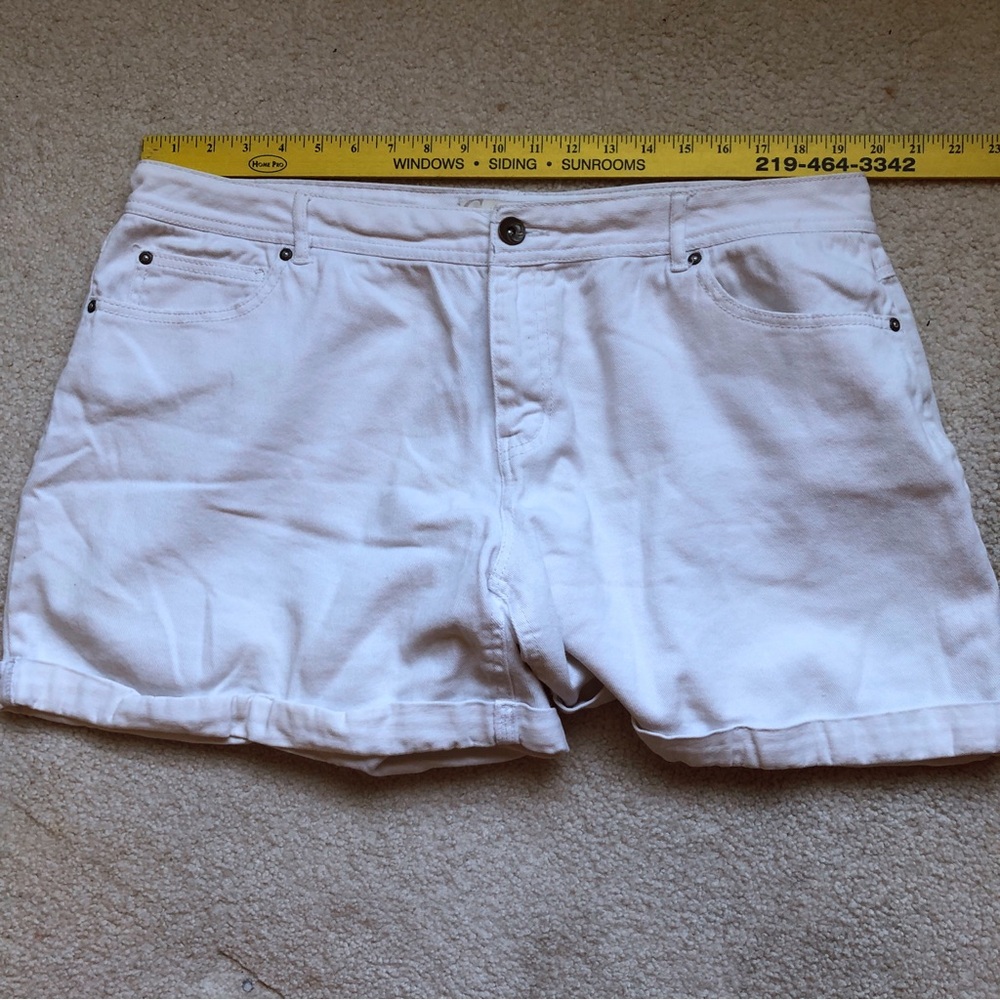 EST. 1948 18W White Jean Shorts